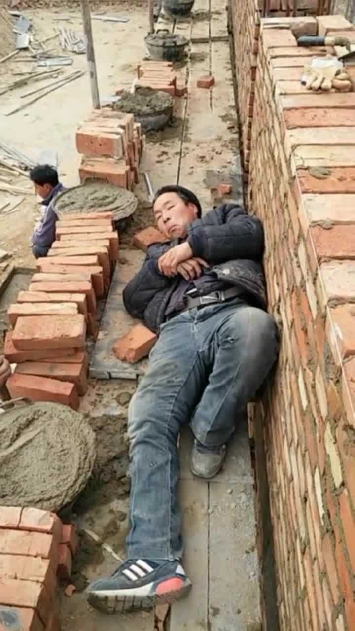 工地上新来的大叔,午休是这样休息的,真是太心酸了