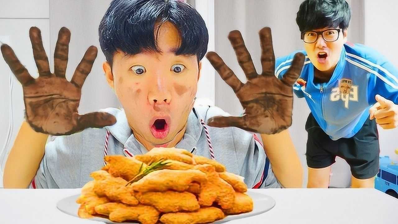 兄妹俩吃饭不洗手脏兮兮的手就要吃炸鸡刚动手就被逮到了