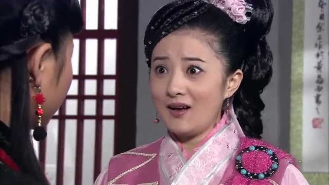 包青天艾虎看到玉蝴蝶的丝巾立马冲了出去