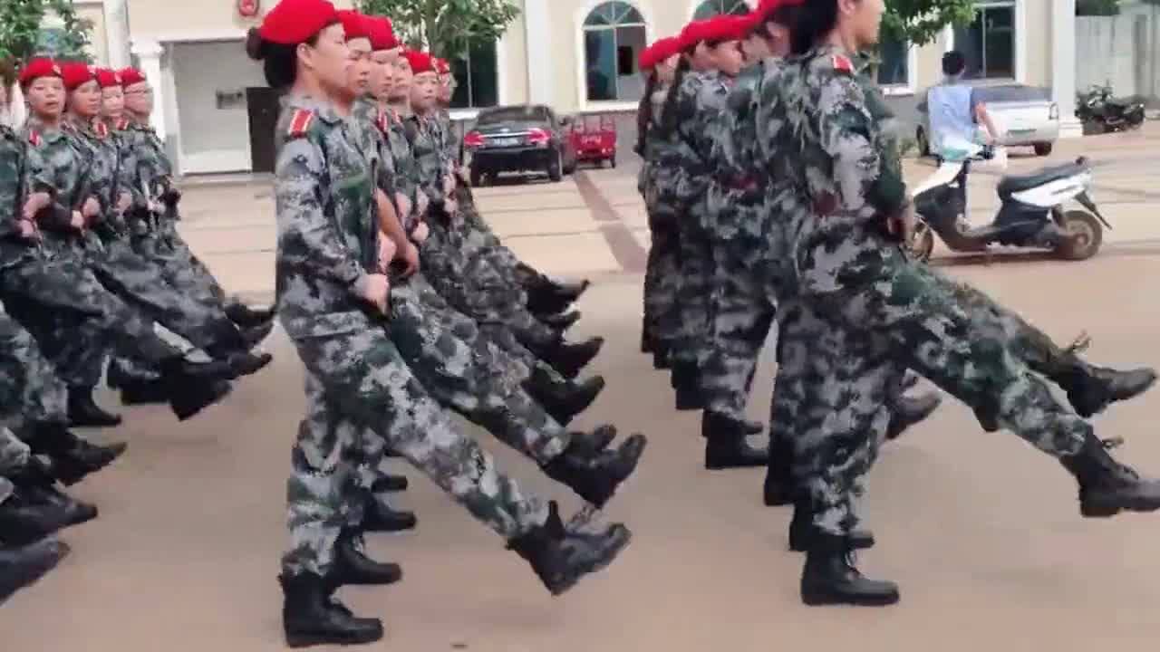 女兵们的正步训练脚步踢起来英姿飒爽真是巾帼不让须眉啊