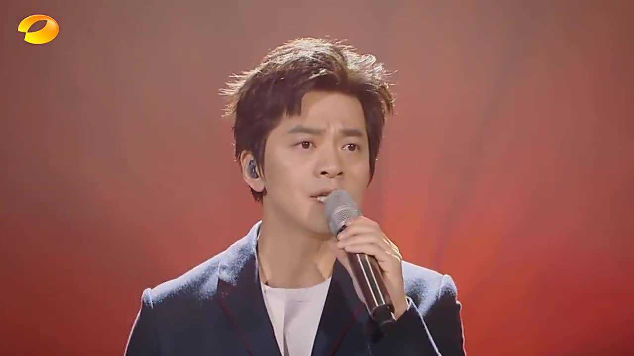 歌手:李健用情演唱《异乡人》,声音干净感人,直接唱哭台下观众_腾讯视频