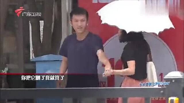 男子公交车站偷拍女孩裙底!娇小女生勇敢制止:不删视频就报警!