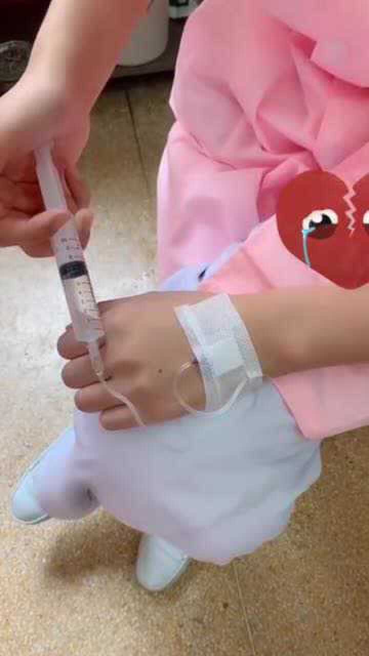 护士小姐姐生病了,自己给自己打针,这技术真不错_腾讯视频