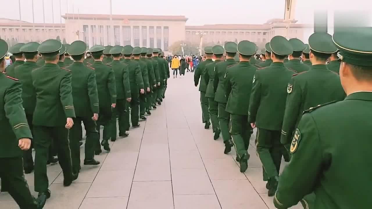 军人走路姿势图片