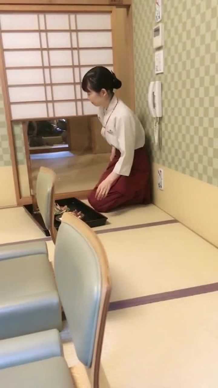 日本女人的跪式服务真是太有礼貌了