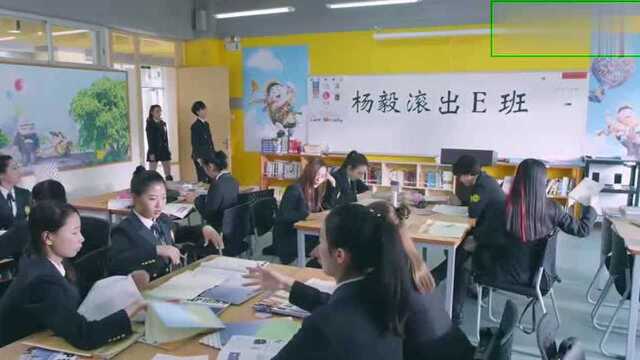 帅气五人组重回学院,瞬间成为全校焦点,班里还写了六个大字迎接