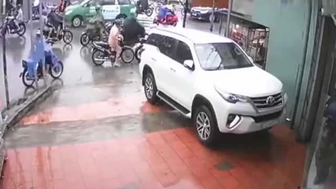 拍到了惨不忍睹的一幕,美女瞬间死亡,估计这是最惨死法吧_高清1080P在线观看平台_腾讯视频