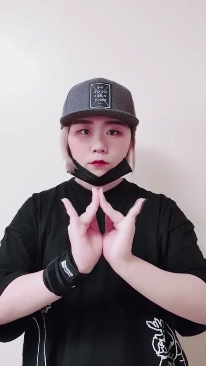 一个简单又帅气的手势舞 小伙伴们一起学起来呀