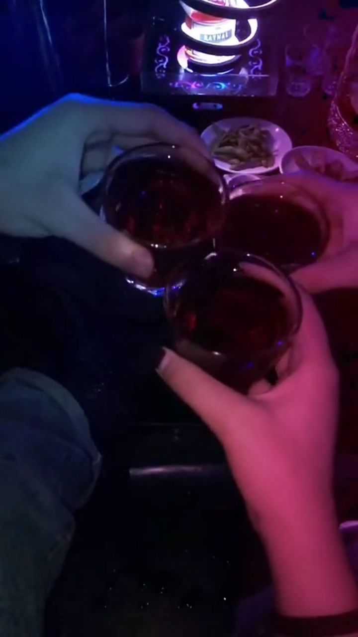 给你们看一个慢镜头,看看喝酒碰杯的好处!_腾讯视频