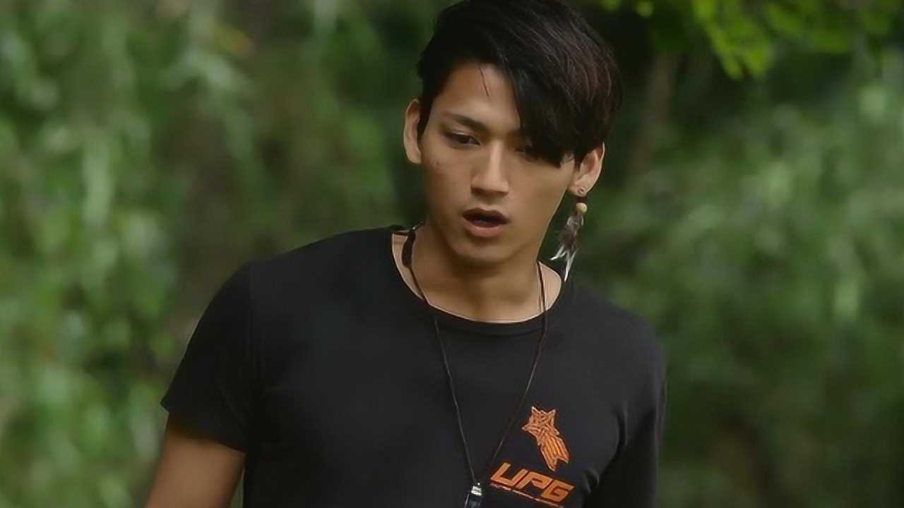 翔训练大地艾克斯奥特曼在一旁捣乱大地说艾克斯是马后炮