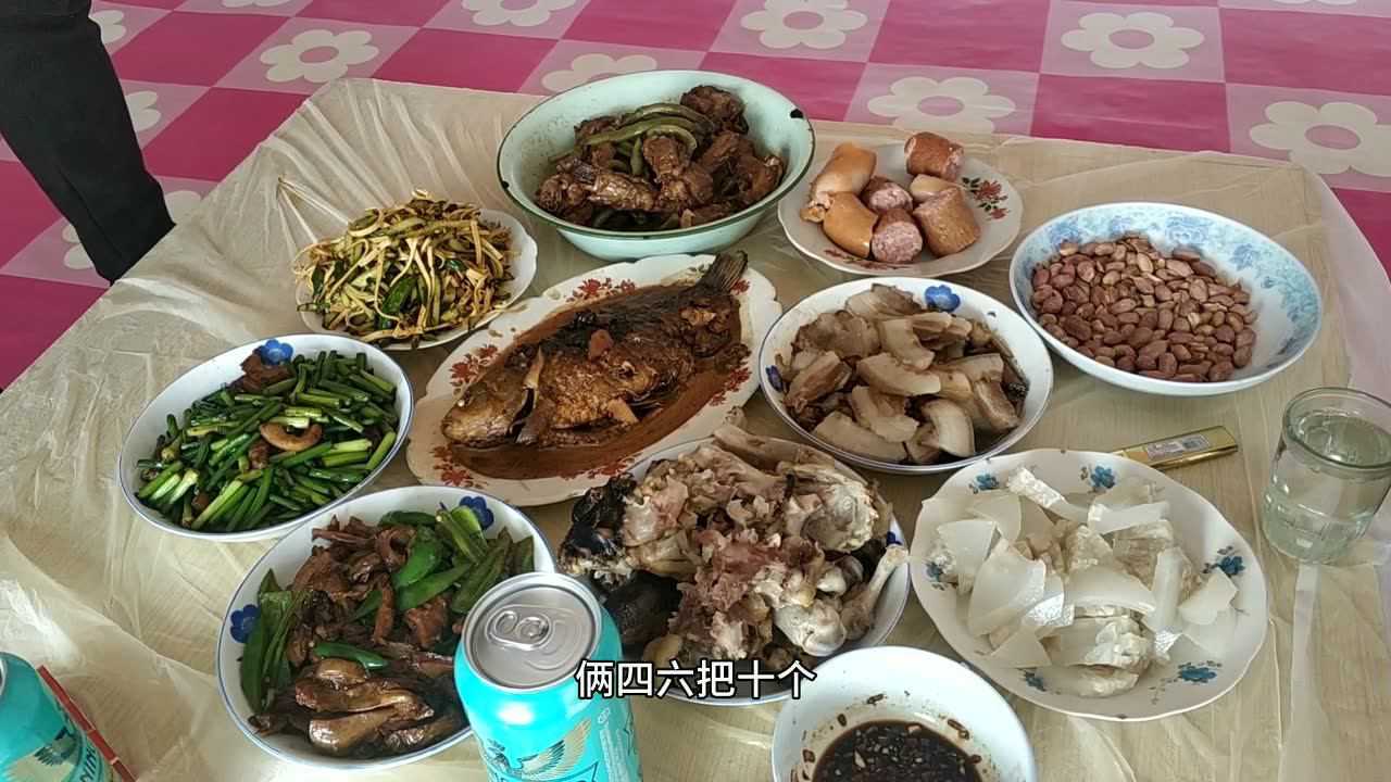 实拍东北农村过年,家家都十个菜,我们中午12点吃饭,你们呢!