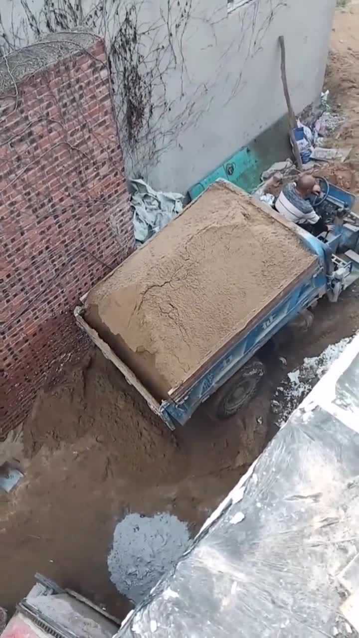 今天开着翻斗车去工地上拉沙子了,这能装多少沙子?