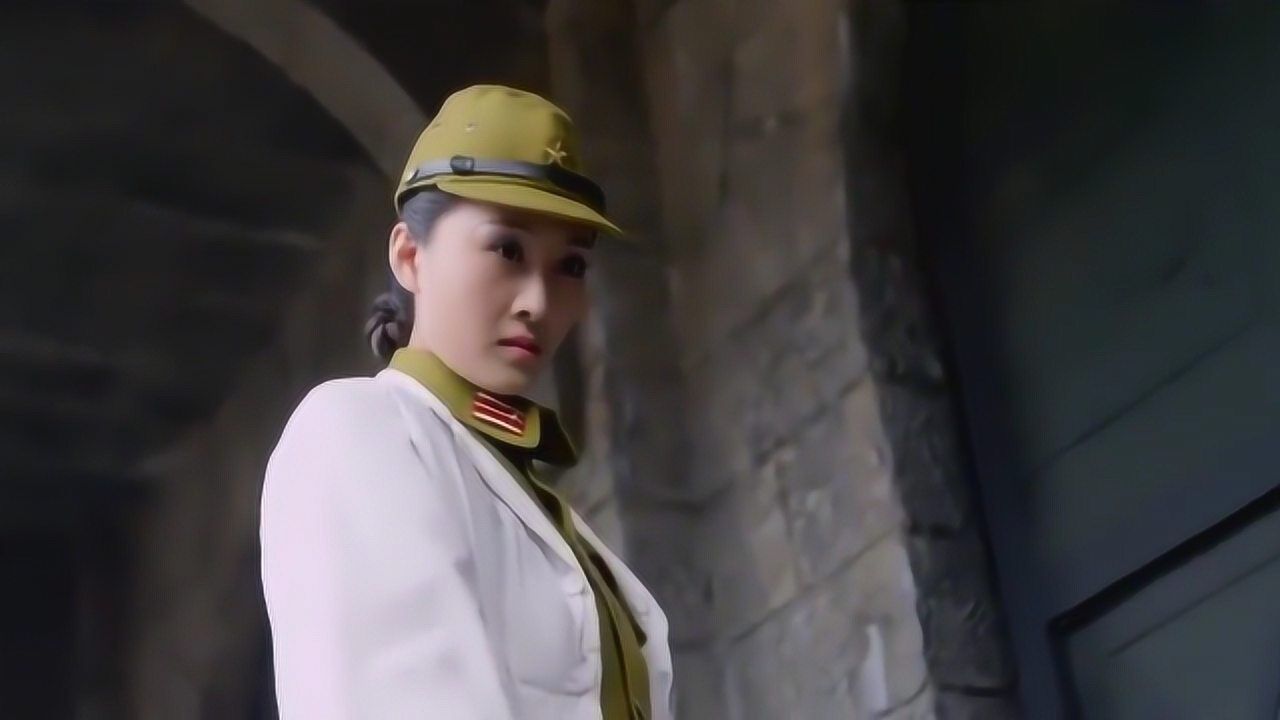 女特工帅气的杀死日军大佐,还没来得及高兴,就被女鬼子一枪打死