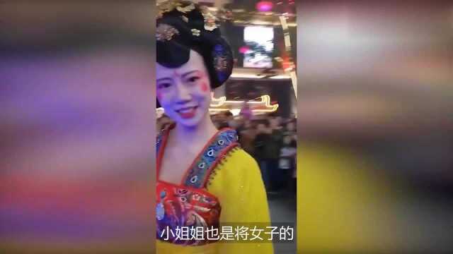 揭秘网红不倒翁道具,内部到底是啥样子的?竟让工人月入50000元