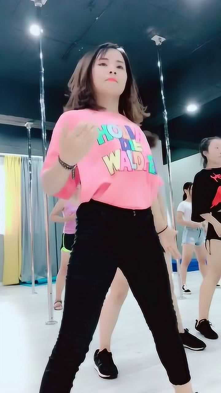 最近超火的抖胸舞姑娘跳得真带劲网友学不来