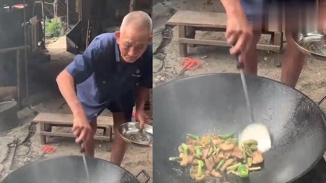 大山老爷爷直播做正宗农家菜,肥猪油炒秋葵,隔着屏幕流口水了!