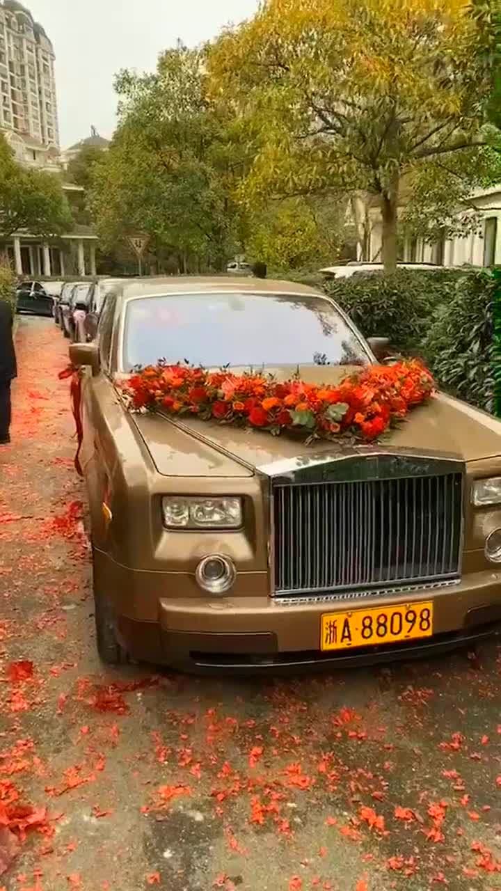 加长版劳斯莱斯幻影看到它的黄色车牌就知道它不一般