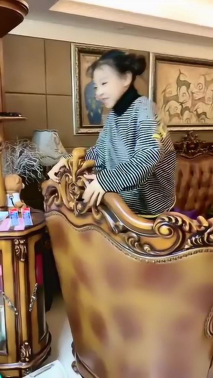 童模焱娃娃真调皮,爬到昂贵的沙发上,搞坏了自己赚钱再买
