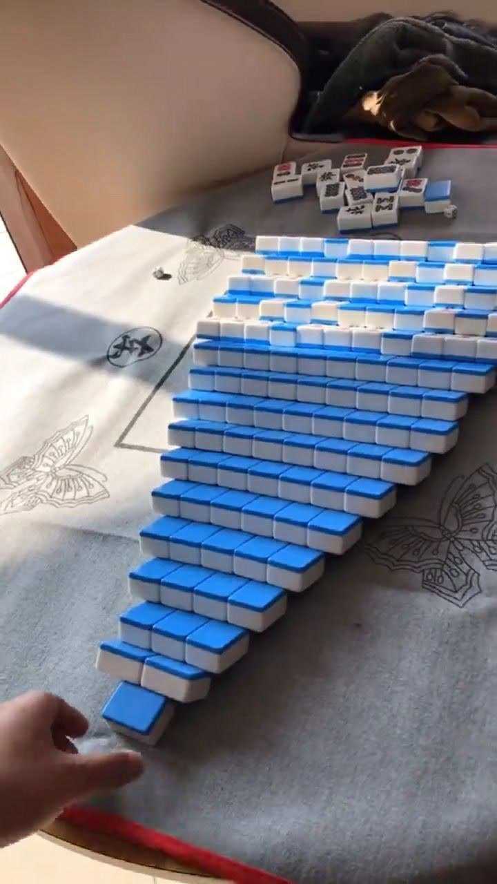 打麻将的人都凑不齐了,我只能学小孩自己搭积木了