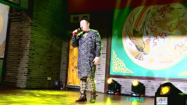 他唱的歌曲《魔鬼中的天使》;声音充满了悲伤和无奈,爱恨交加