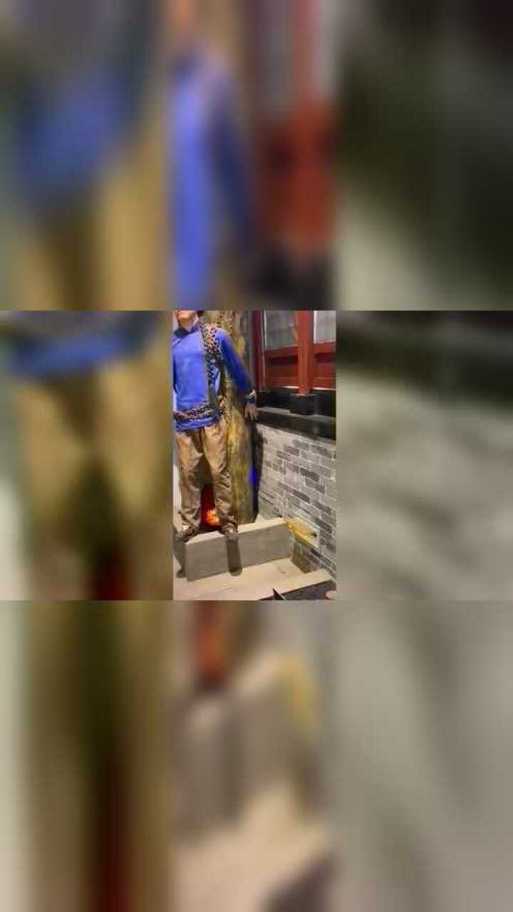 古代酷刑老虎凳在犯人脚底垫砖若干块严重的落下终身残疾