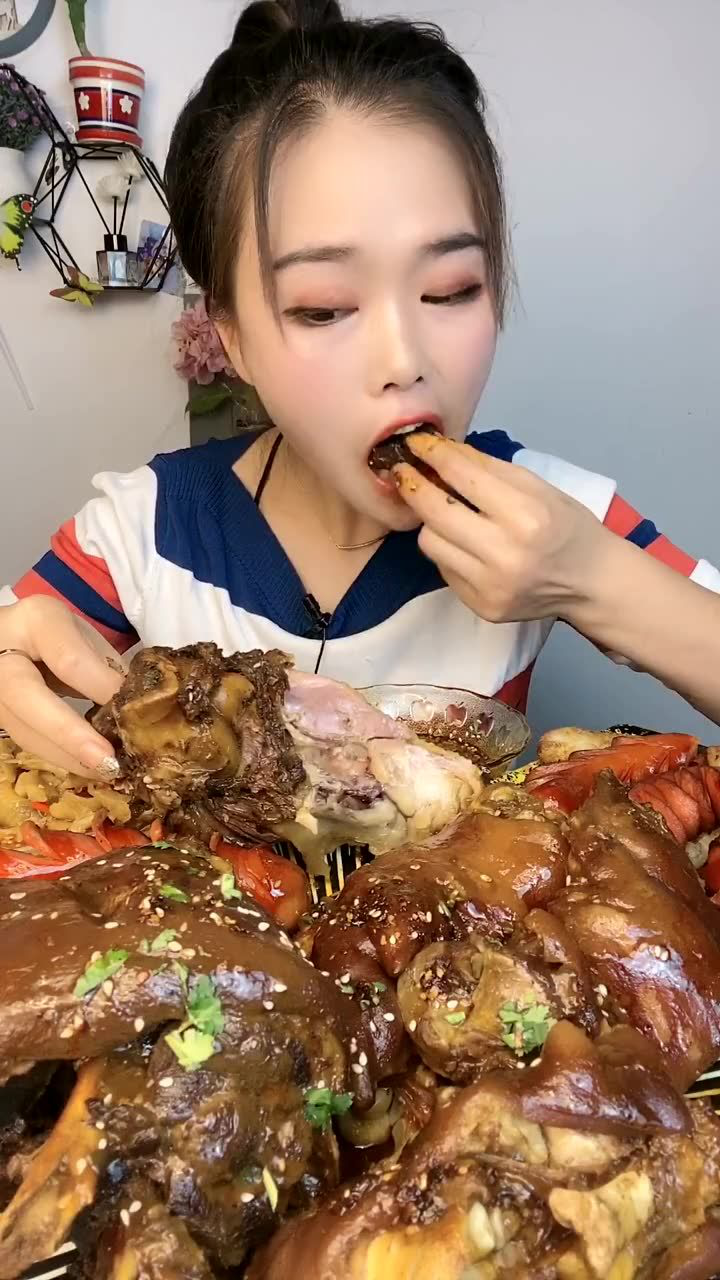 大胃王萱萱吃大肘子,吞咽的速度让人开眼了,这吃相太馋人了