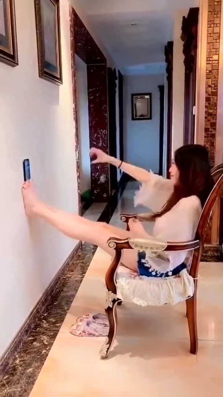 美女自拍的最高境界,脚都用上了