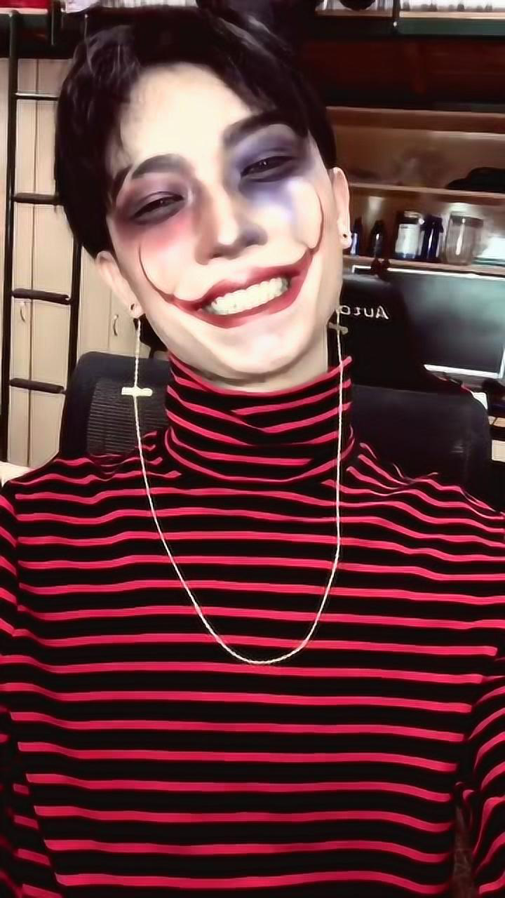 时尚化妆教程适合男孩子的万圣节小丑妆容安排