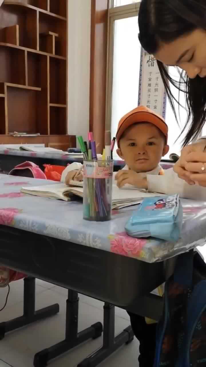 这个小马云火了放学保姆来接他这保姆也太年轻了