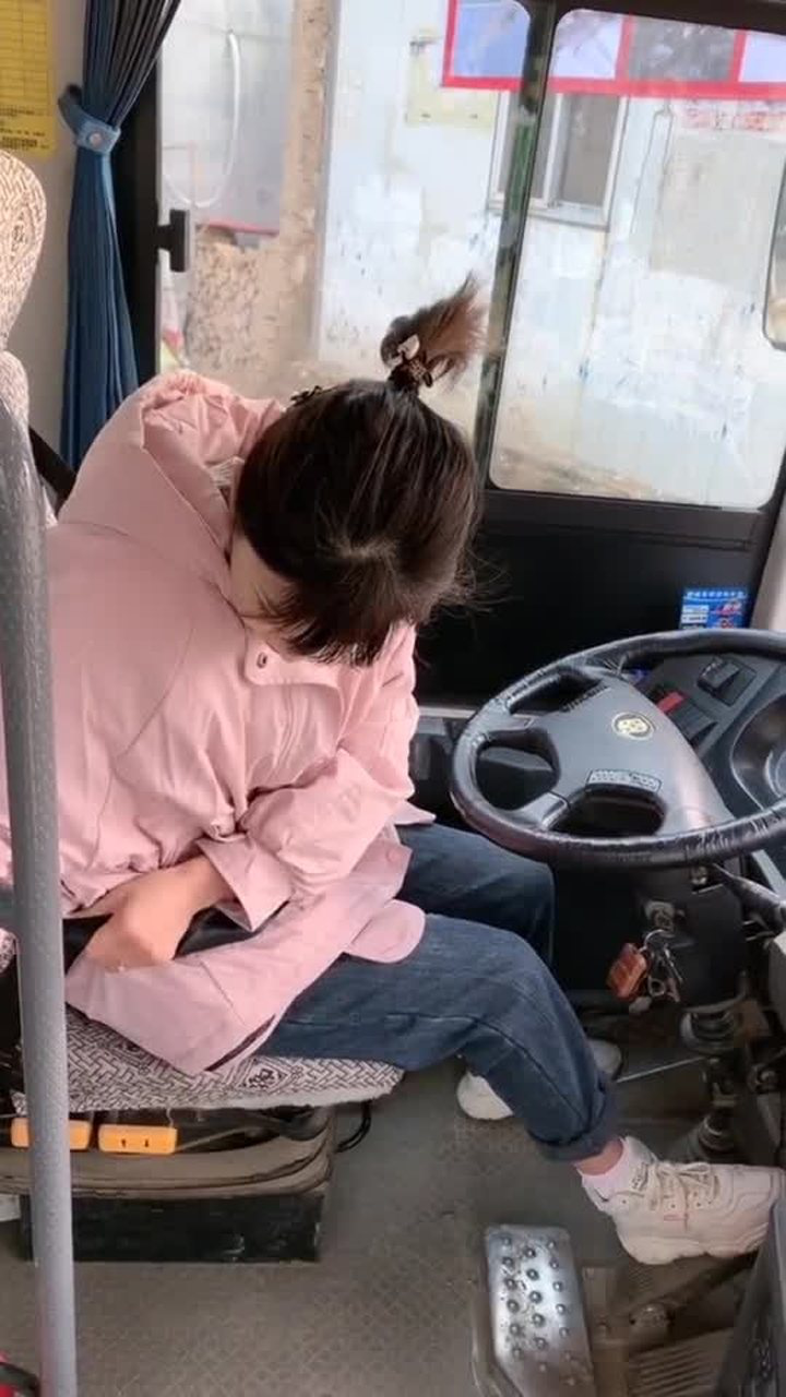 漂亮的公交車女司機