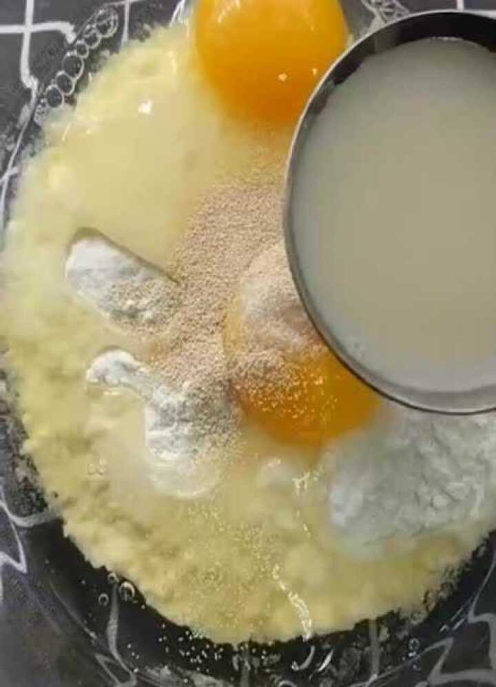 自己就可以做的放心油条,面粉,鸡蛋,牛奶和成的面团就可以