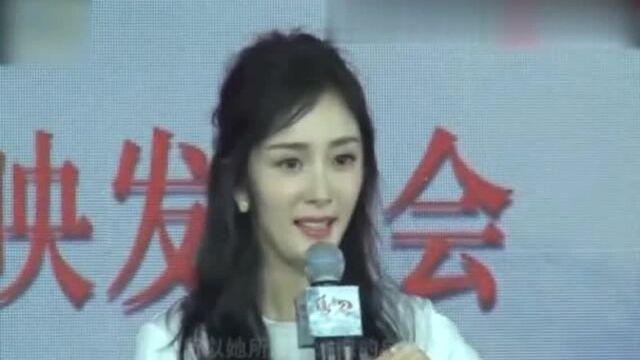 杨幂发声明正清白后首度现身 ,双手抱臂一言不发,同行助理挡镜