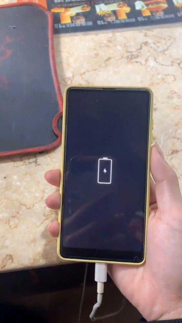 小米手机一直充不进去电只有两种可能换数据线或者换尾插