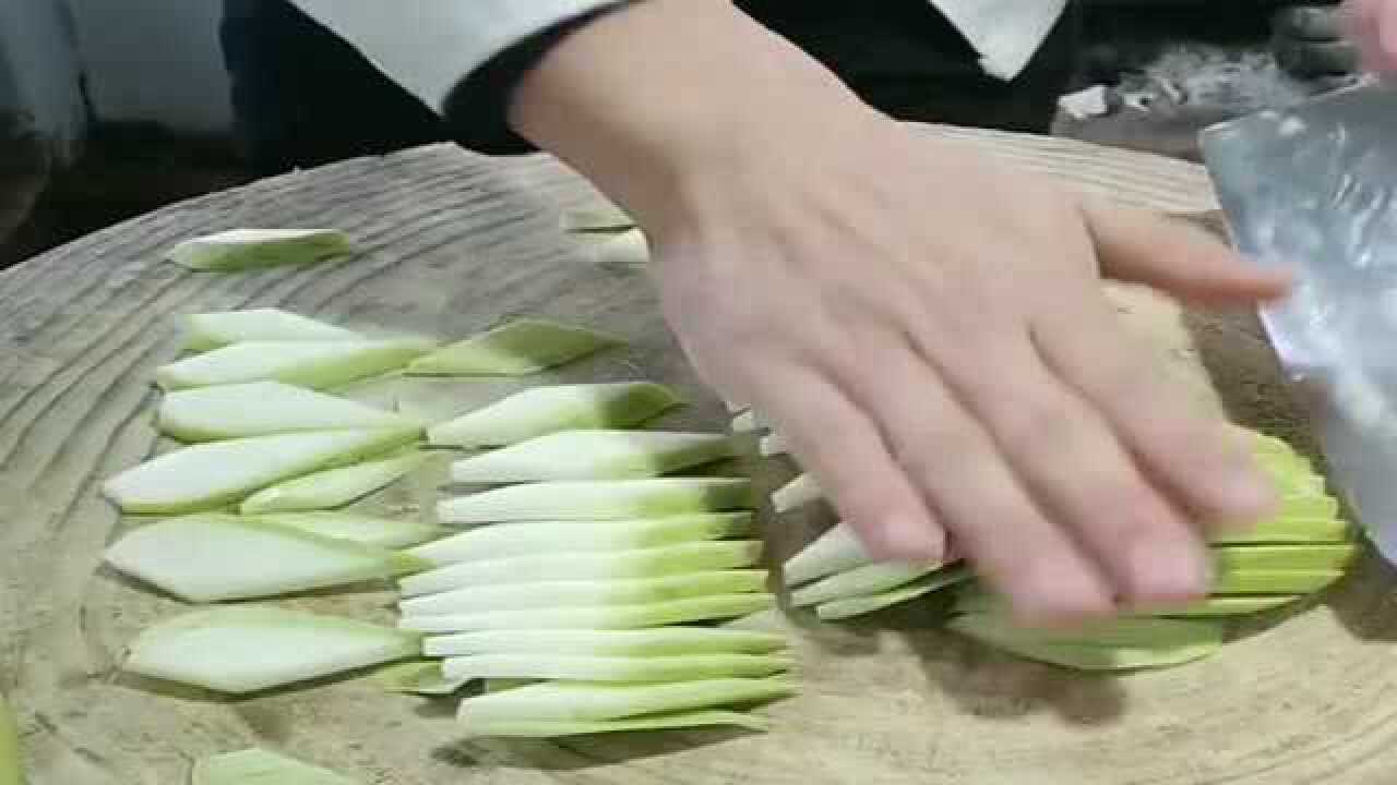 西葫芦菱形切法大厨这一招学起来也很容易仔细的看着吧