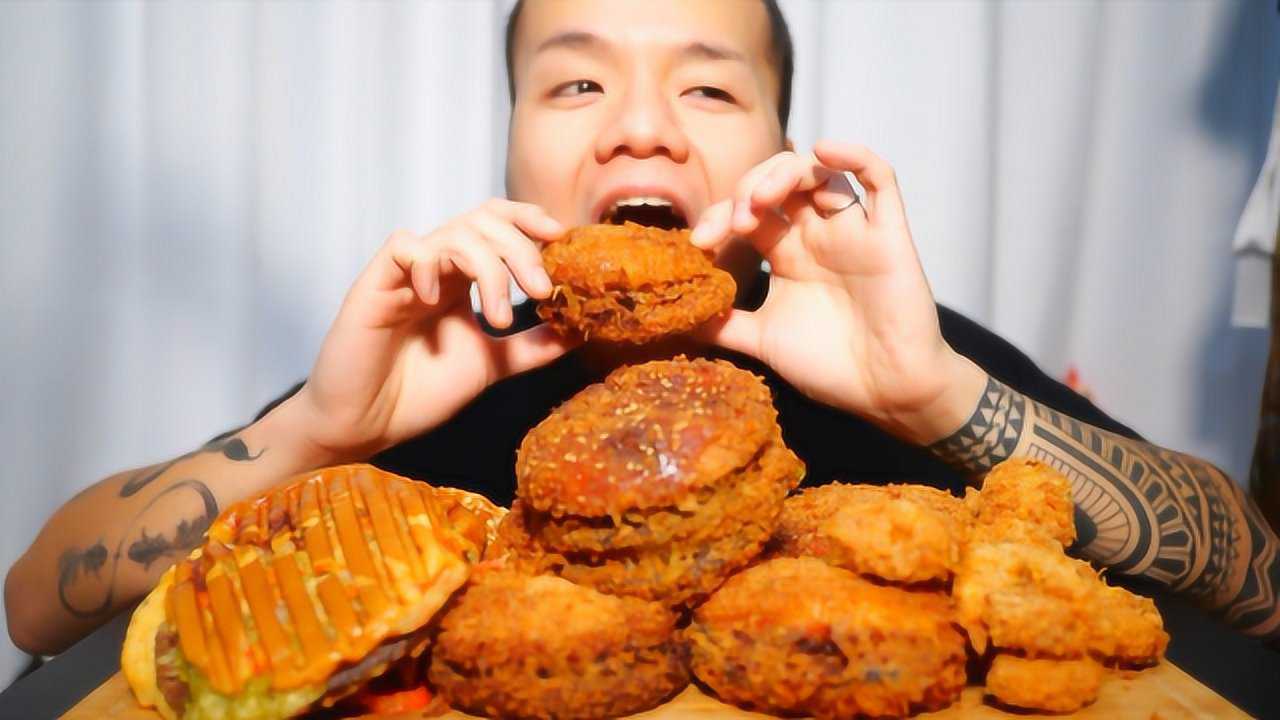 日本大胃王,吃油炸汉堡,一个接着一个,吃得太过瘾了