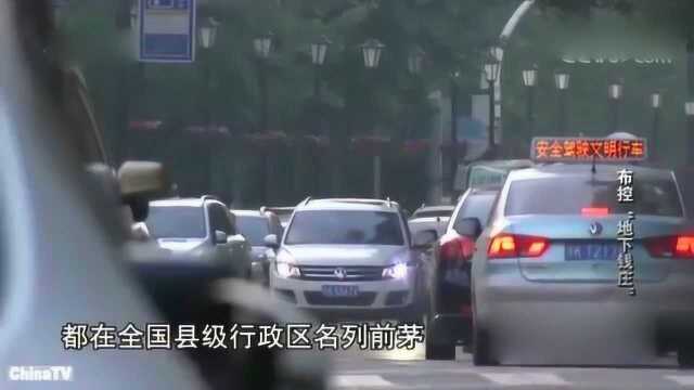 机场内两男子被民警控制,行李里全是外币,账户流水上亿元