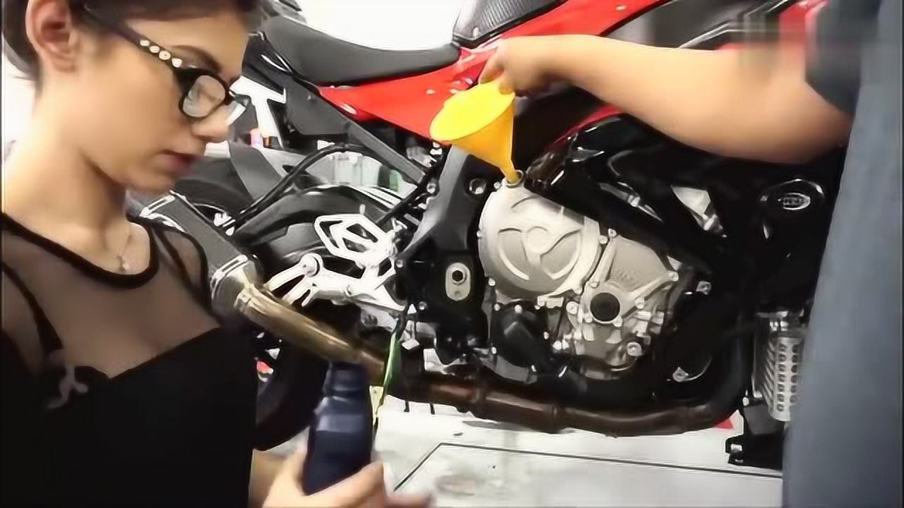 宝马摩托车如何换机油看完美女的演示我终于明白了