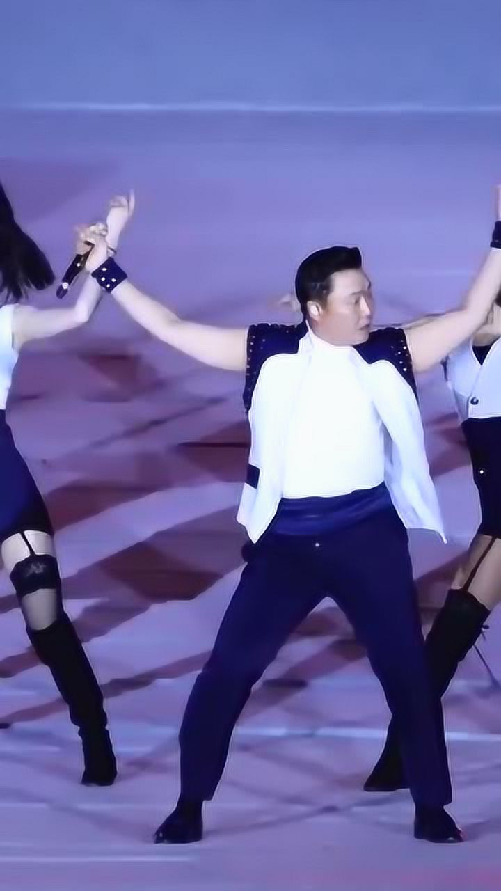 鸟叔的伴舞穿的也太性感了吧