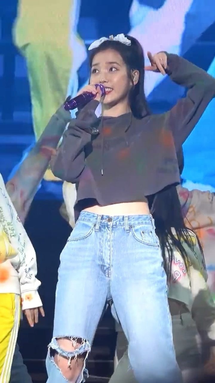 比起这破洞牛仔裤iu头上的蝴蝶结更能吸引我