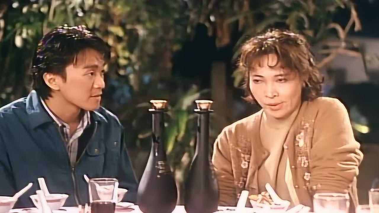电影漫画威龙,周星驰和萧芳芳猜拳喝酒,结果萧芳芳输得喝吐了