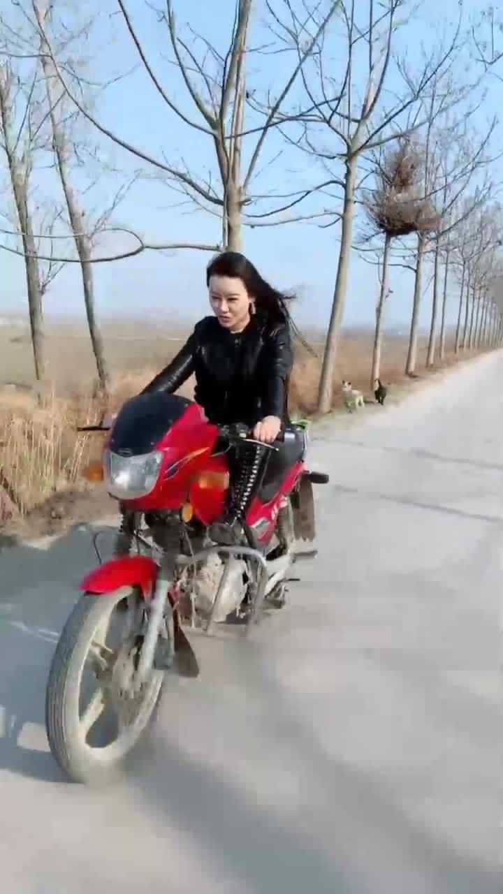农村美女骑摩托车图片