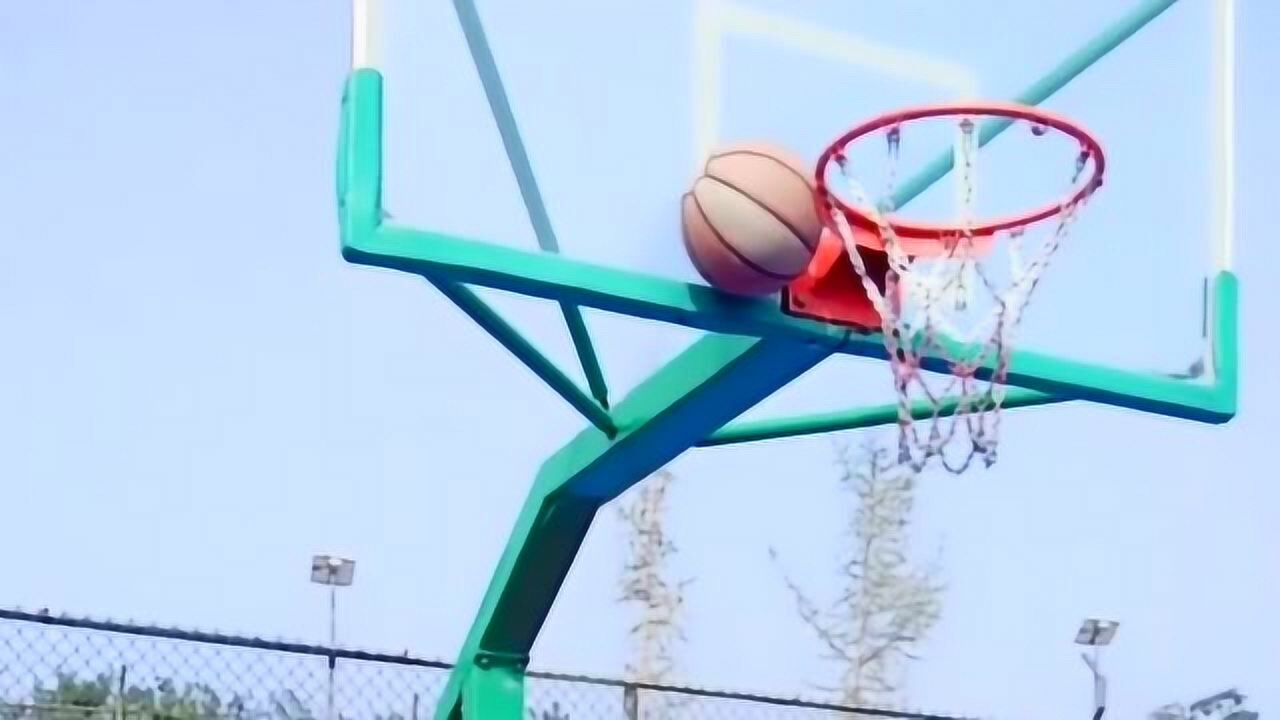 篮球卡在篮筐上怎么办,小姐姐居然拿手机去砸,真是心大!