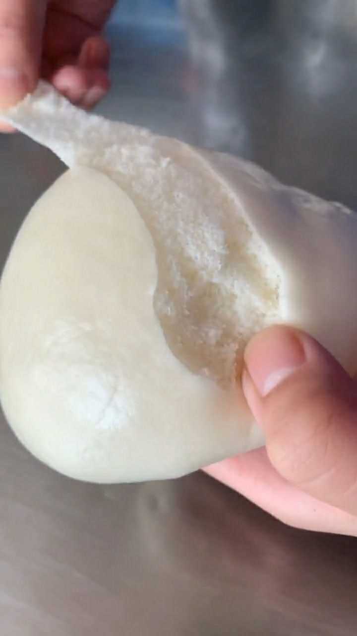 在馒头上偷吃馒头,先吃馒头皮