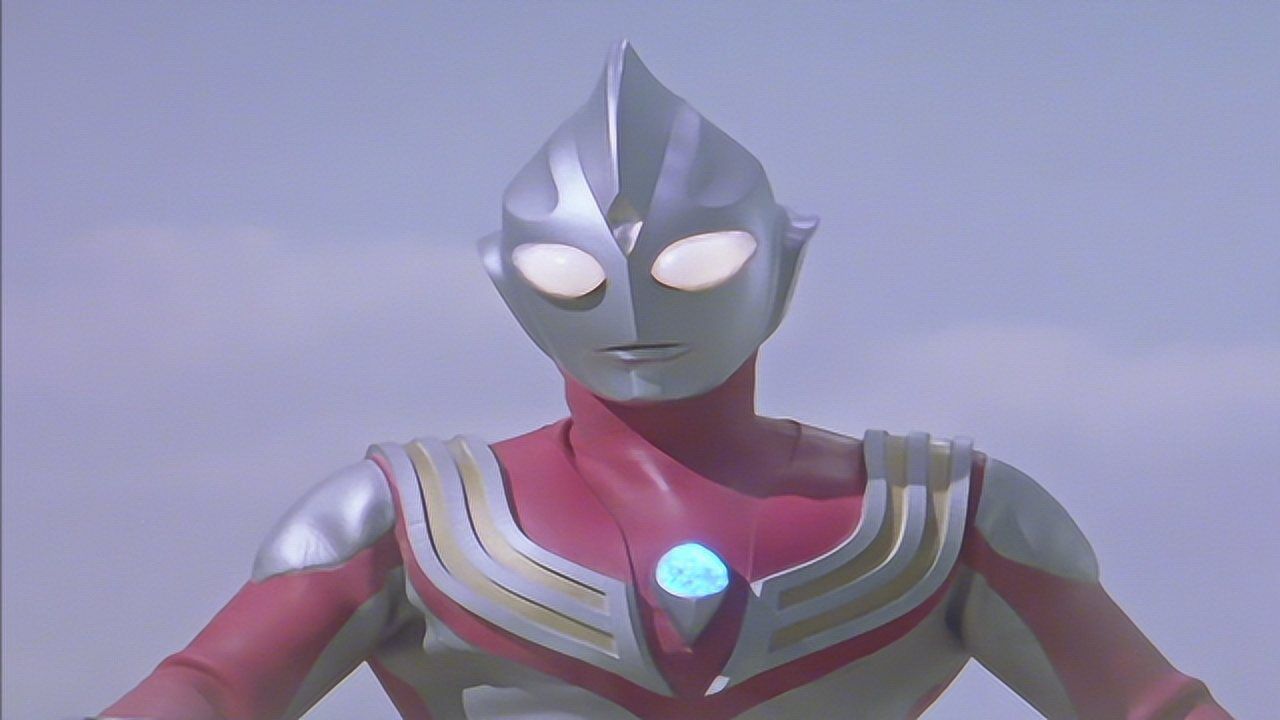 迪迦奥特曼被攻击时变成强力形态的迪迦这个抬头太帅了