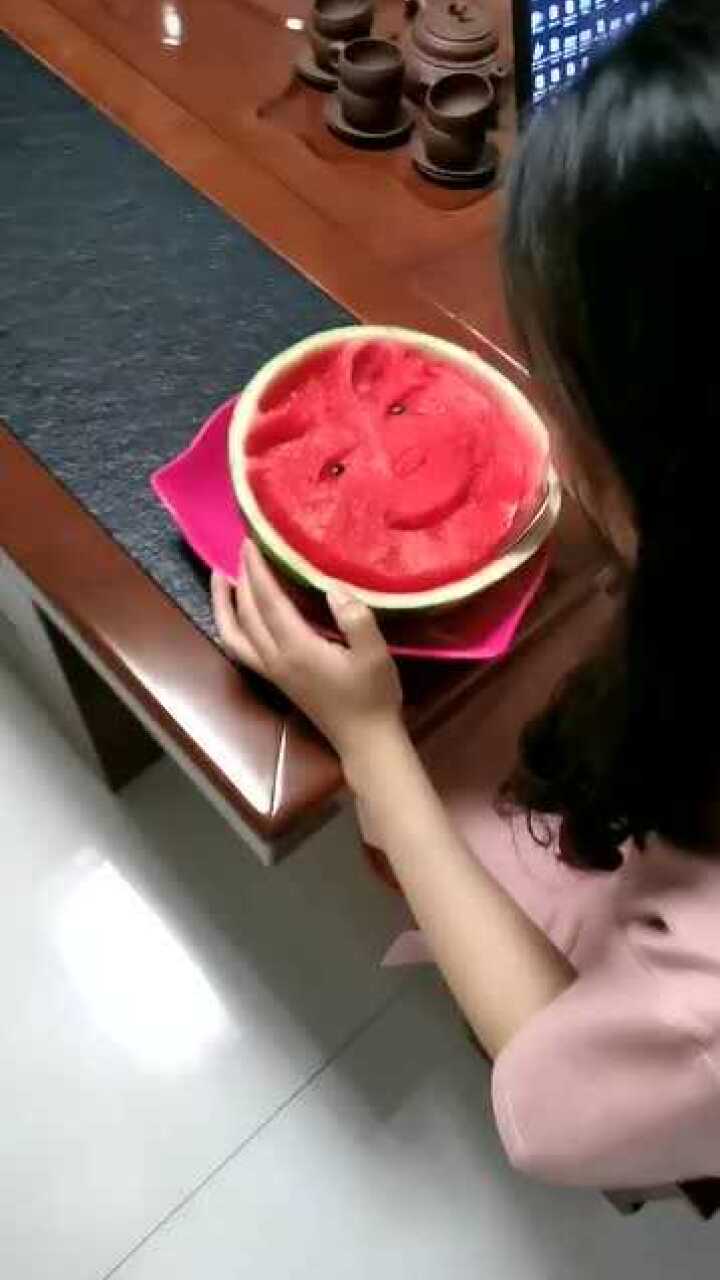 美女吃西瓜,挖成猪头,艺术感很强!