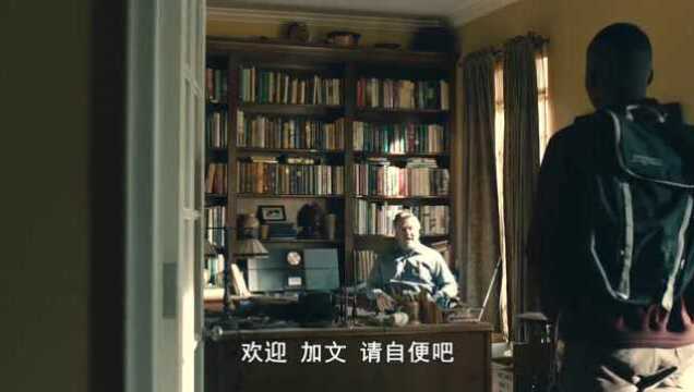 失明恋曲:加文来到比尔家后,发现桌子上厚厚的灰尘