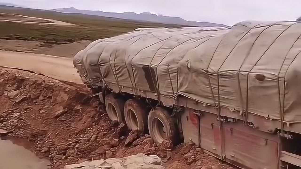 大货车方向盘回晚了,陷进泥里开不出来,货车司机不容易!