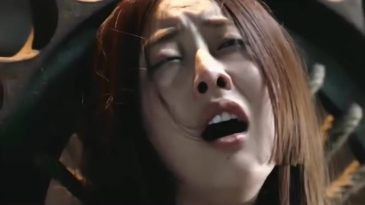 美女遭到折磨看的感觉痛苦不已替她担心被注射不明液体