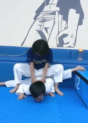 跆拳道压腿:小伙伴之间互帮互助,哭也要坚持!