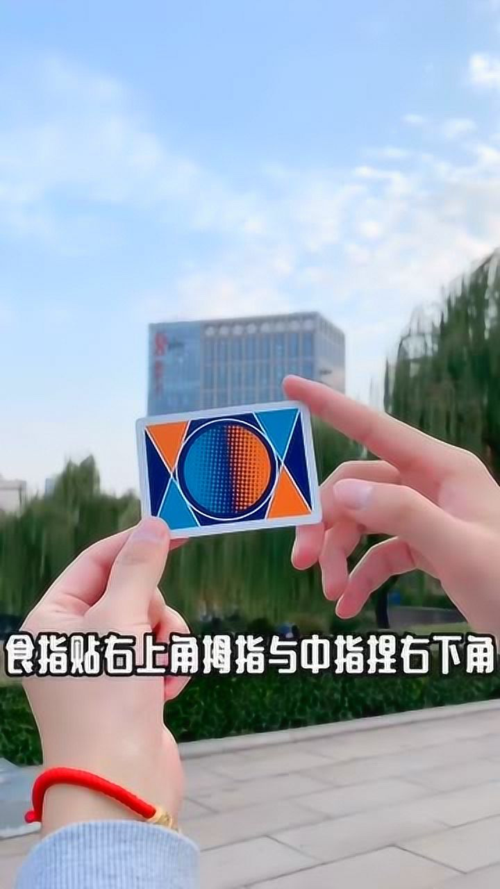 小伙展示超远回旋飞牌,看完技巧,你也来试试吧!